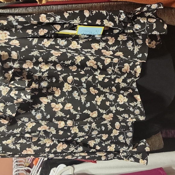 CECERuffled V-Neck Blouse size medium - Picture 3 of 5